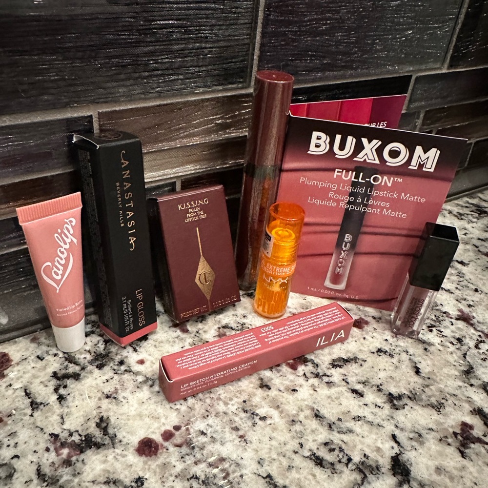 NIB 8 piece lip set full and travel size
